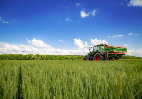 Spreader equipped with a GFX-750 in a field in France.